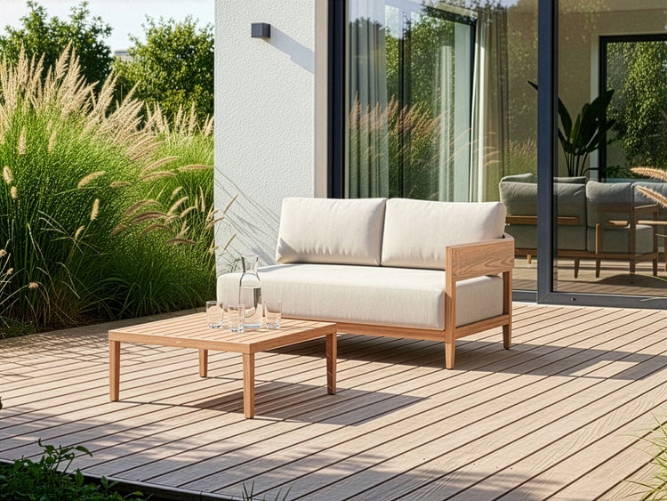 Zweisitzer Gartensofa mit Holztisch auf Holzterrasse vor Hauswand