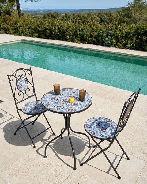 Gartensitzgruppe mit Mosaiktisch und zwei Stühlen am Pool