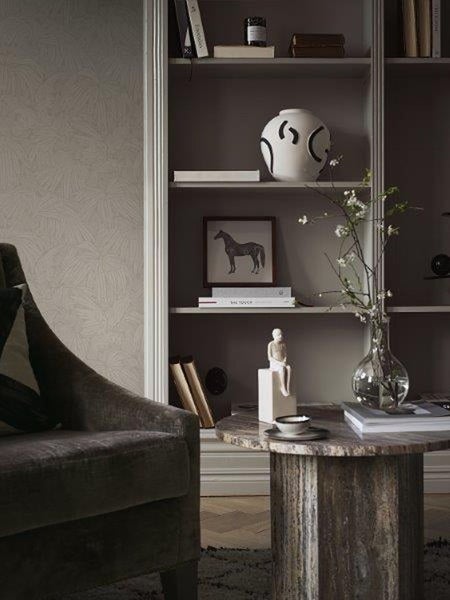 Tapete mit Pflanzen- und Papageienmuster