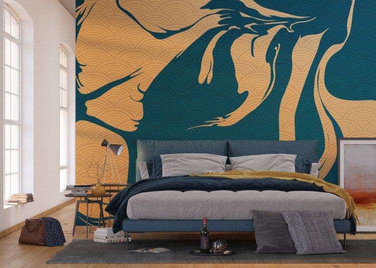 Schlafzimmer mit gemustertem Wandbild, Bett und Nachttisch