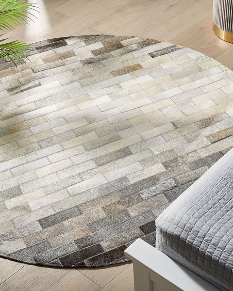 Runder Teppich aus Lederstücken im Wohnzimmer