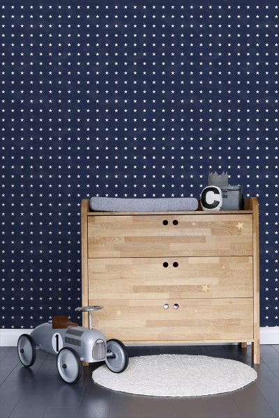 Kinderzimmer mit Kommode, Spielzeugauto und Sternentapete