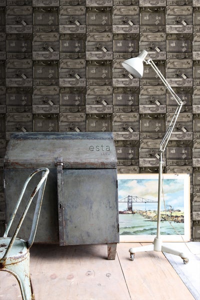 Dekorative Szene mit Tapete im Kofferdesign, Kommode, Stehlampe, Stuhl und Bild.