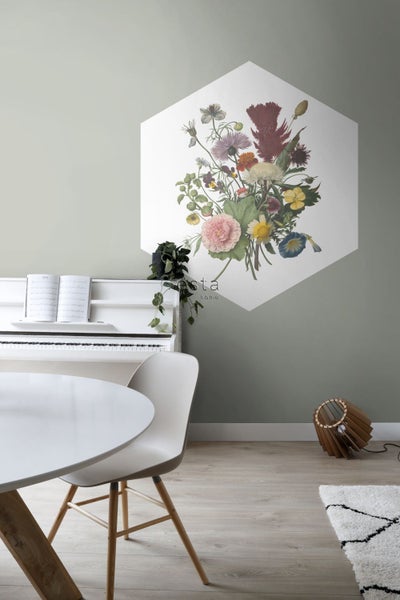 Szene eines Esszimmers mit rundem Tisch, Stühlen, Klavier und einem Wandtattoo mit Blumenmuster