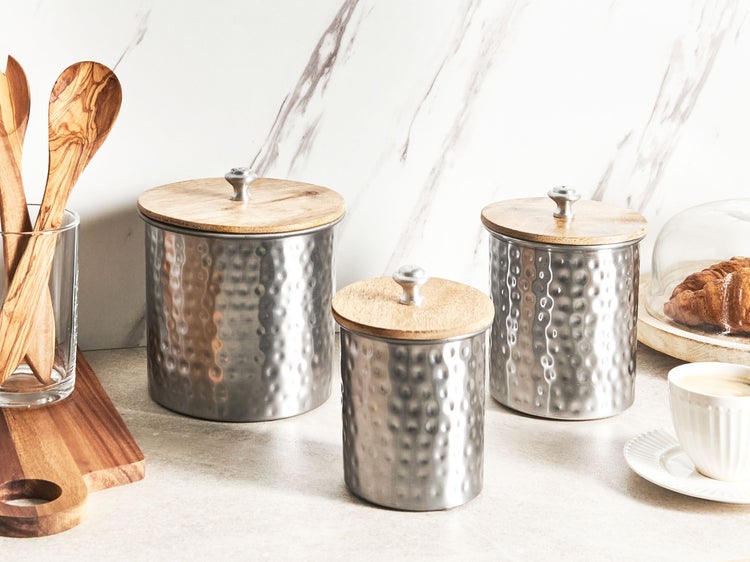Vorratsdose aus gehämmertem Metall mit Holzdeckel und Metallknauf.