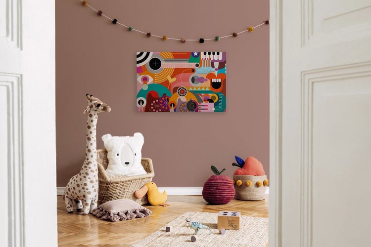 Abstraktes Wandbild in einem modern eingerichteten Kinderzimmer mit Giraffen Plüschtier und geflochtenen Spielzeugkörben.