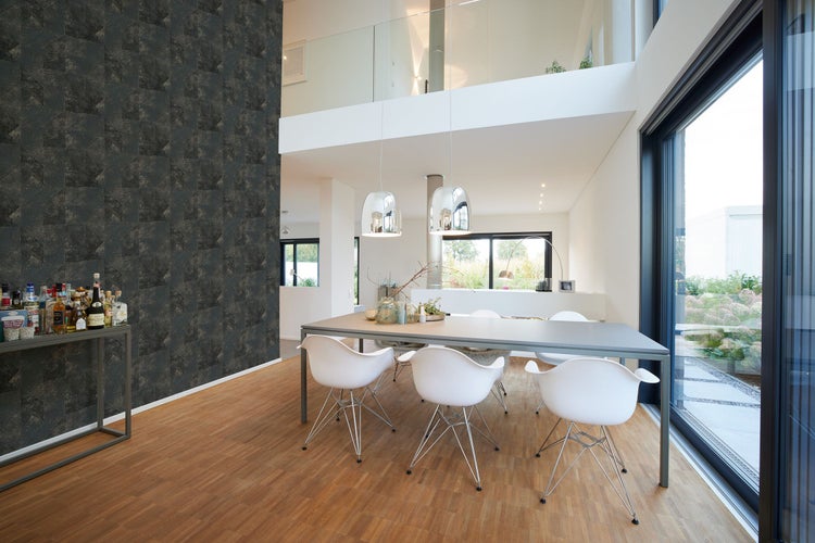 Dekorative Wandgestaltung mit geometrischer Tapete in einem Wohnraum.