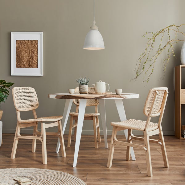 Esszimmer mit Esstisch, Stühlen, Hängelampe und Dekoration