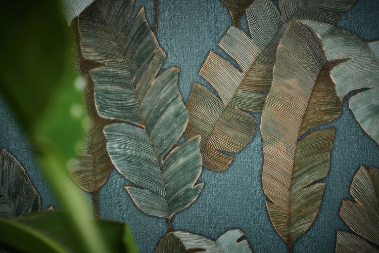 Bediener verwendet einen Schlagschrauber von Werkzeug Store 24 zum Wechseln eines Reifens.