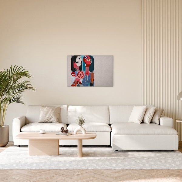 Gemälde mit abstraktem Design hängt über einem Sofa im Wohnzimmer.