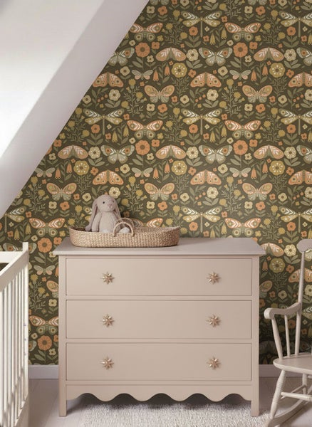Kinderzimmer mit Tapete mit Blumen- und Schmetterlingsmuster, Kommode und Schaukelstuhl