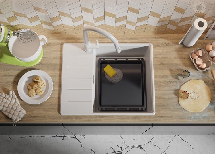 Küchenszene mit Spüle, Backblech, Rührgerät, Teig und Keksen