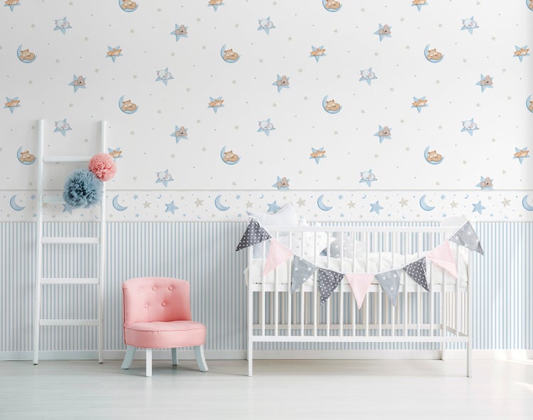 Kinderzimmer mit Kinderbett, Stuhl, Leiter und Tapete mit Tiermotiven