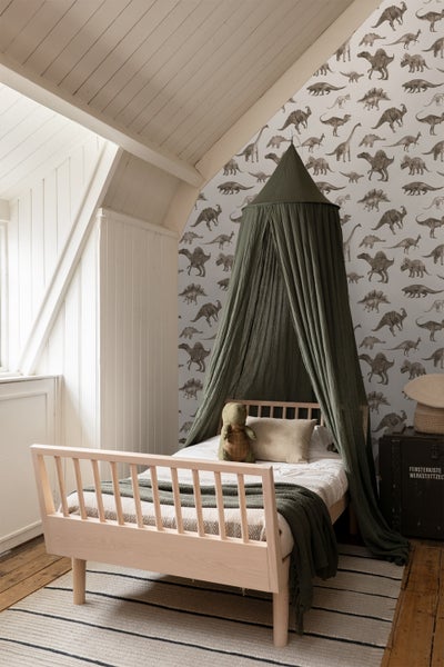 Kinderzimmer mit Dinosaurier Tapete, Gardine und Holzspielzeug