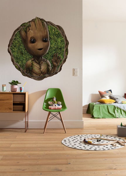 Kinderzimmer mit Groot Wandtattoo, grüner Stuhl und Holzfußboden