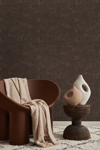 Innenraum mit Sessel, Beistelltisch mit Vasen und Tapete mit Zebramuster