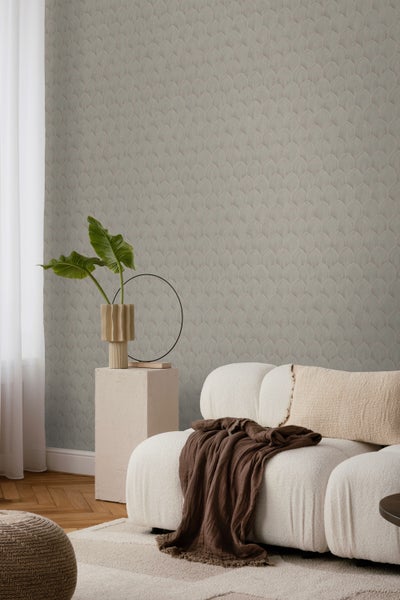 Wohnzimmer mit gemusterter Tapete, Sofa, Tisch und Teppich