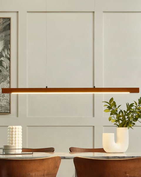 Esstisch mit Holzhängeleuchte und Dekoration