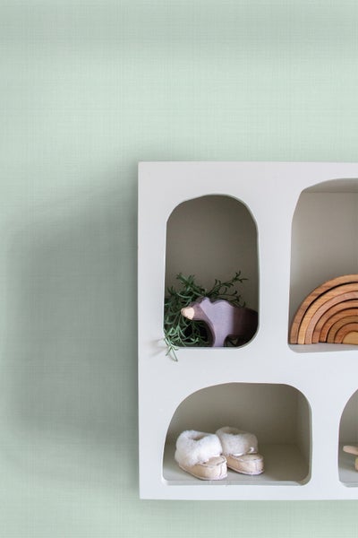 Wandregal mit Kinderspielzeug und Hausschuhen