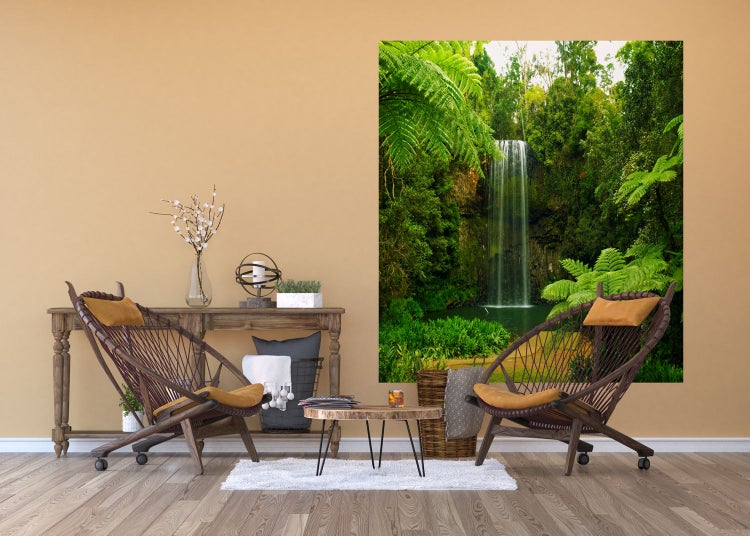 Wohnzimmer mit Wandbild eines Wasserfalls, zwei Stühlen und einem Holztisch