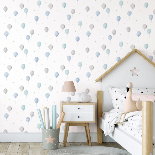 Kindertapete mit Luftballons und Sternen. Helles Kinderzimmer mit Hausbett, Nachttisch und Flamingo-Stofftier.