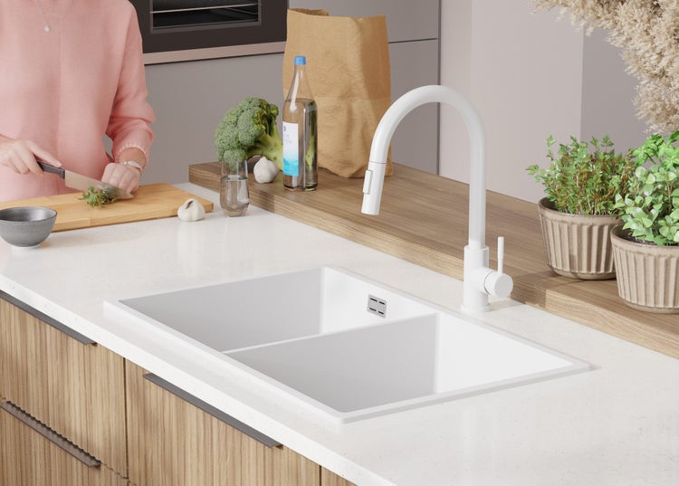 Küchenszene mit Spüle, Armatur und Lebensmitteln auf einer Arbeitsplatte.