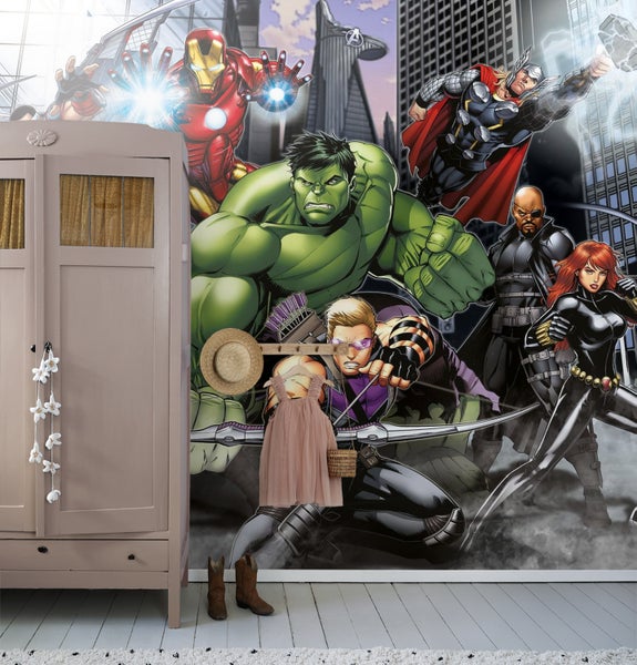 Kinderzimmer mit Avengers-Fototapete, Kleiderschrank, Kleid und Stiefeln