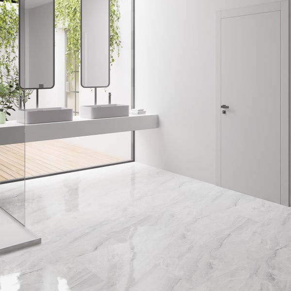 Helles Badezimmer mit Doppelwaschbecken und Marmorboden