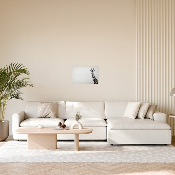 Wohnzimmer mit Sofa, Tisch und Wandbild einer Giraffe