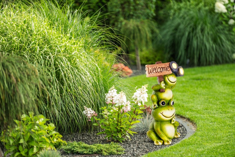 LED Solarleuchte Frosch für Terrasse und Garten, aus grünem Kunststoff mit fest verbauten LEDs, Deko Lampe für Außen ca. 45 cm hoch
