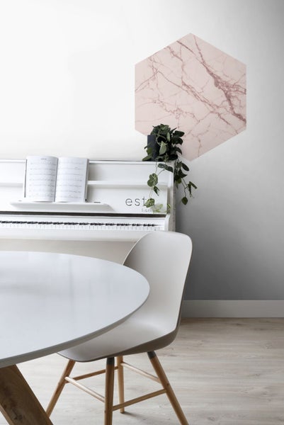 Szene mit Klavier, Tisch und Stuhl in einem hellen Raum.