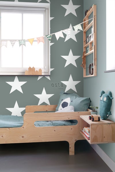 Kinderzimmer mit Holzbett, Wandregal und Sternentapete