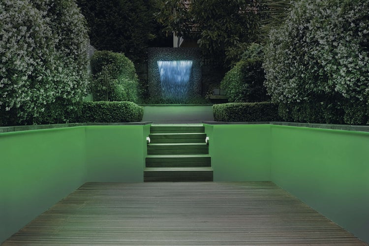 Garten mit Wasserfall, Treppe und Pflanzen