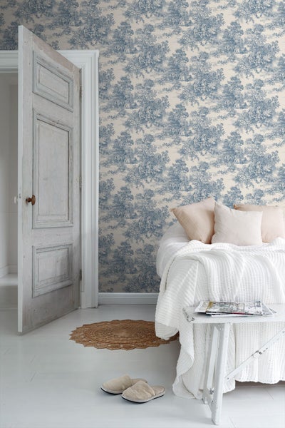 Wohnzimmer mit Sofa vor einer Wand mit gemusterter Tapete