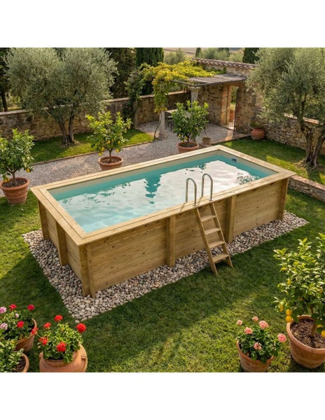 Aufstellpool aus Holz mit Leiter in einem Garten