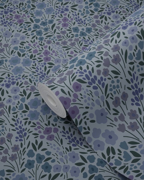 Begehbare Dusche mit Glastüren und Duschkopf in einem hellen Badezimmer.