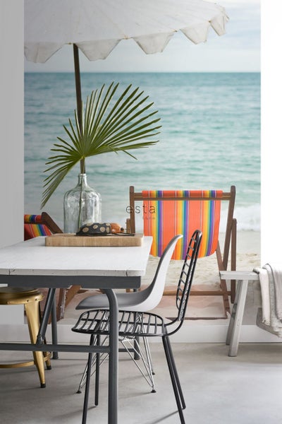Esszimmer mit Tisch, Stühlen und Strandmotivtapete