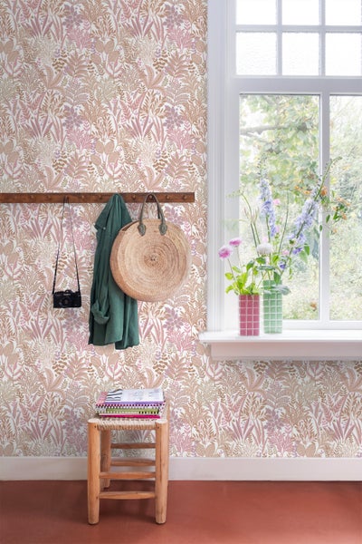 Helle, freundliche Inneneinrichtung mit Blumentapete, Holzgarderobe und Fenster