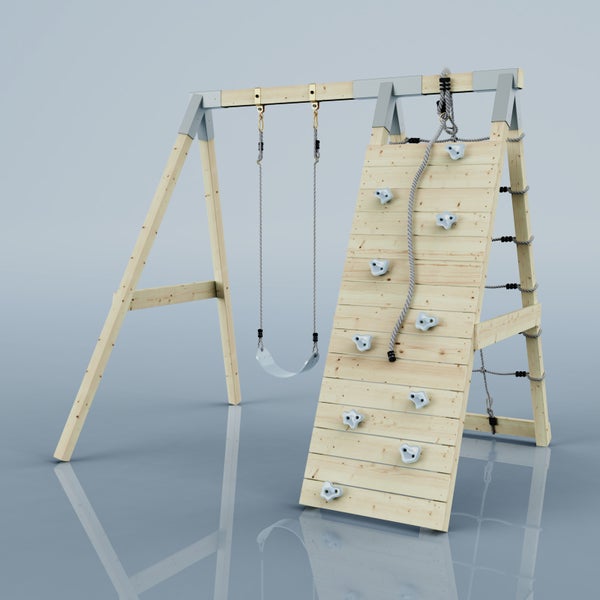 Kinderspielgerät aus Holz mit Schaukel, Kletterwand inklusive Klettersteinen und Seil sowie einer Strickleiter an der Seite.