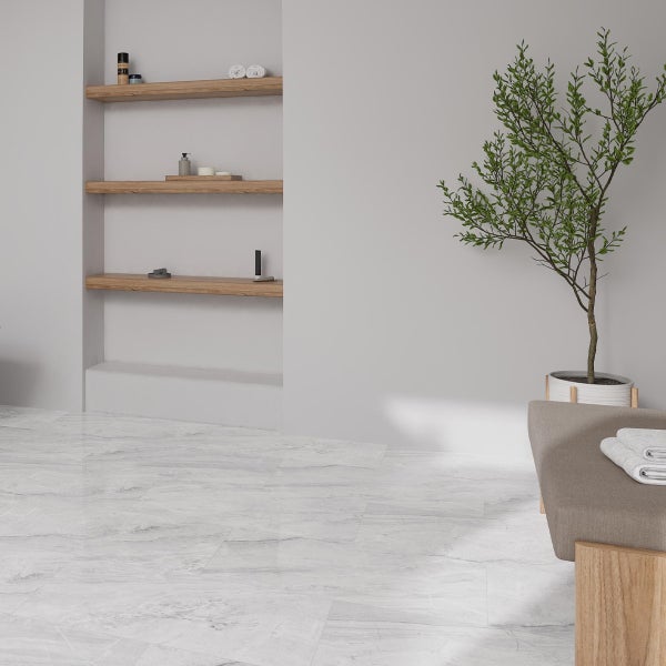 Badezimmer mit Regalen, Pflanze und Fliesen