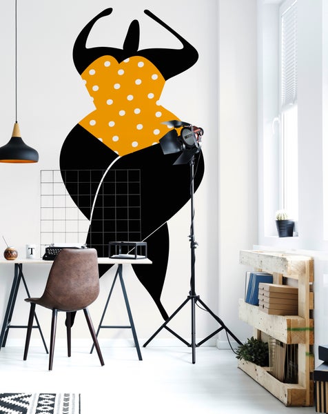 Fototapete mit abstraktem Motiv im hellen Arbeitszimmer mit Schreibtisch, braunem Stuhl und kreativem Regal aus Europaletten.