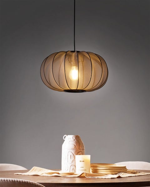 Dekorativer Esstisch mit Hängelampe, Vase, Duftkerze und Tellern