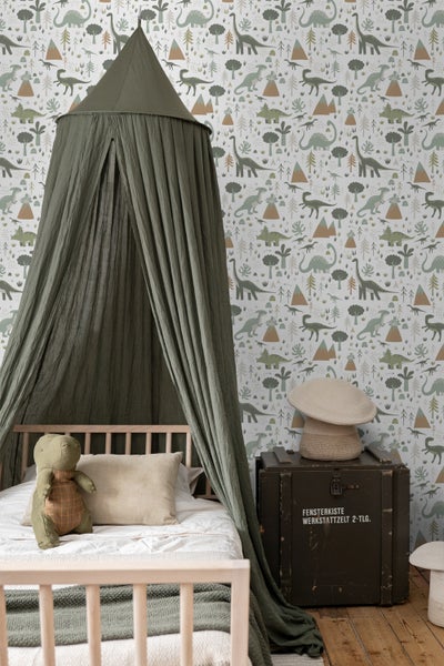 Dekoriertes Kinderzimmer mit Bett, Baldachin und Dinosaurier-Tapete