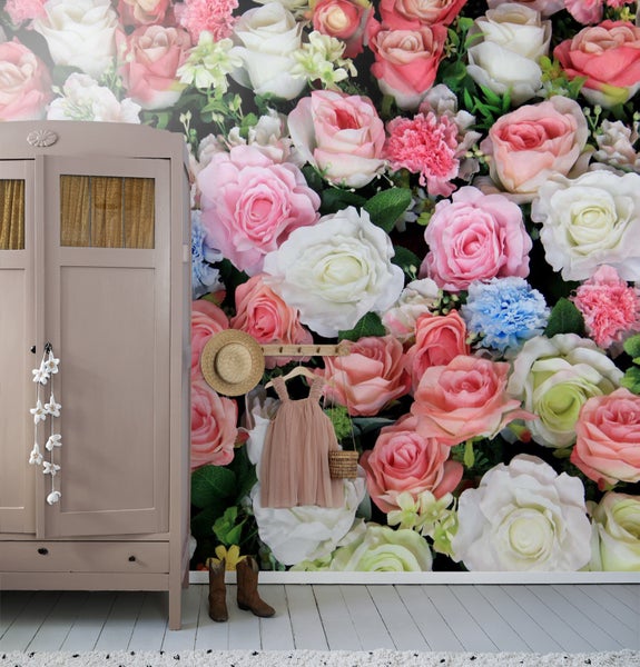 Dekoratives Zimmer mit Blumentapete, Kleiderschrank, Kleid, Hut und Stiefeln