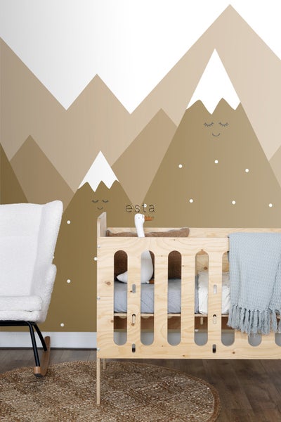 Kinderzimmer mit Gitterbett, Schaukelstuhl und Berg-Wandtattoo