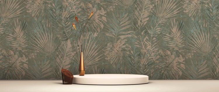 Geschmückter Weihnachtsbaum mit goldenen Kugeln und Lichterkette