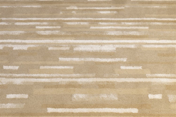 Teppich mit horizontalem Streifenmuster in Beige und Weiß.