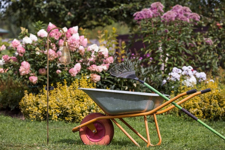 Technische Zeichnung einer Solarleuchte mit Erdspieß und den Maßen 765 mm Höhe, 160 mm Ausladung und 105 mm Durchmesser Lampenschirm.