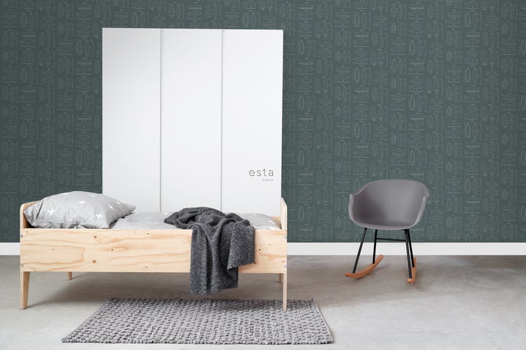 Helles Kinderzimmer mit Holzbett, grauem Teppich und gemusterter Tapete