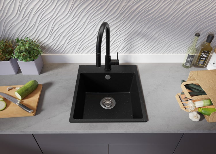 Küchenspüle aus schwarzem Verbundmaterial mit Wasserhahn